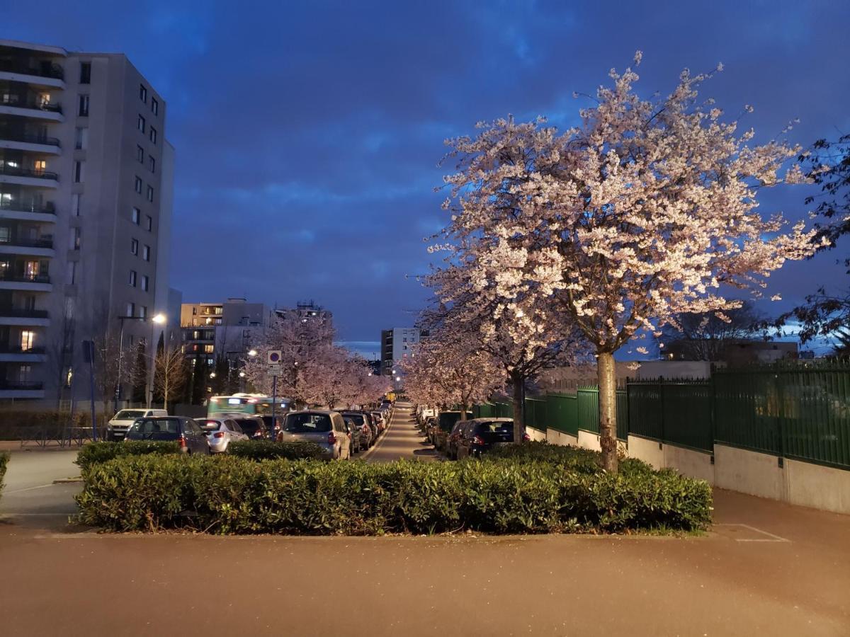 Disponible - Appartement Entier - 10Mn Rer B Aeroport Cdg - Paris Gare Du Nord, T11 Express, Le Bourget, Tout Equipe, Netflix Gratuit, 3 Personnes, 4Eme Etage, Escaliers, Parc Des Expositions, Parking Rue Gratuit Apres 19H ドランシー エクステリア 写真